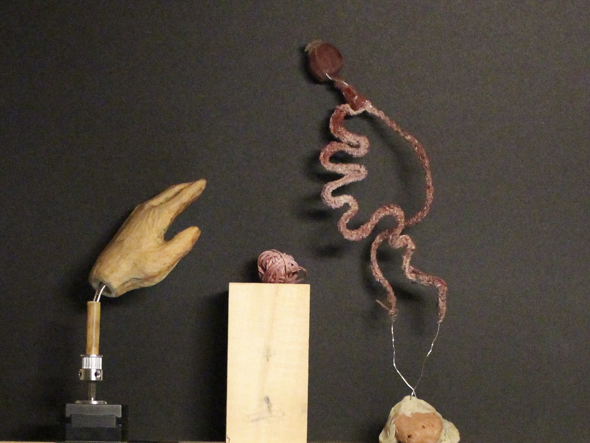 Wood-Hand-onmotor Little woolball-Poppy-resin head-threads bodycouched on-wire-small size